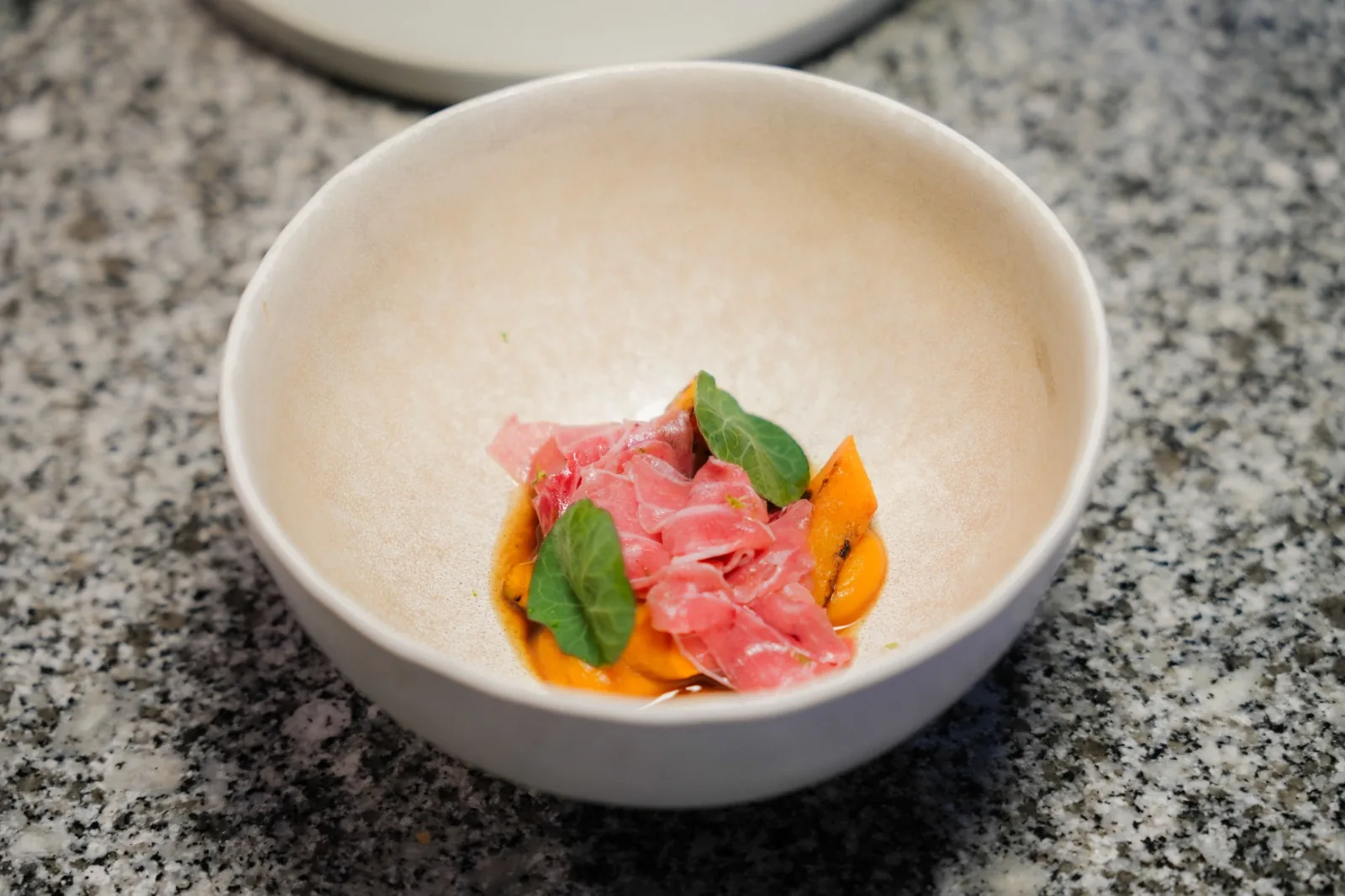 Prato de alta cozinha com shio koji