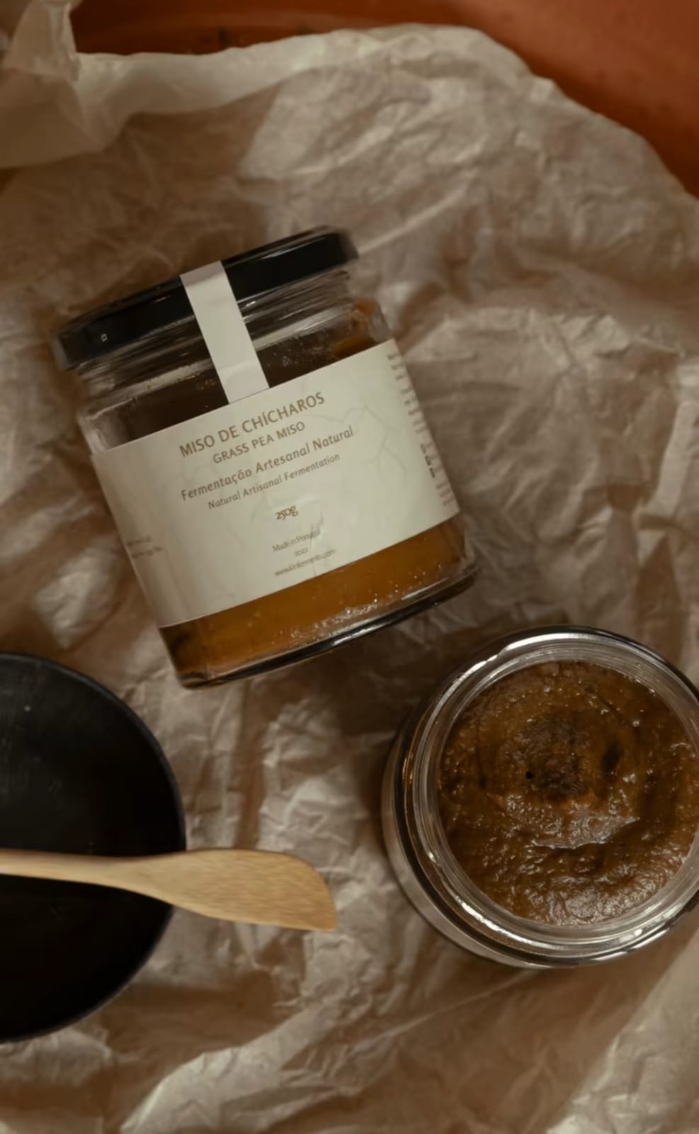Frasco de miso Kin Ferments, aberto sobre papel